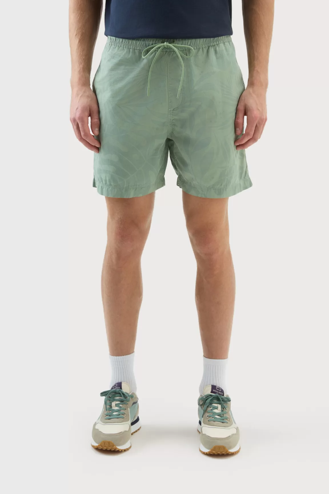 Uomo Woolrich Pantaloni e pantaloncini>Pantaloncini Tinti In Capo In Puro Cotone Con Stampa Tropical