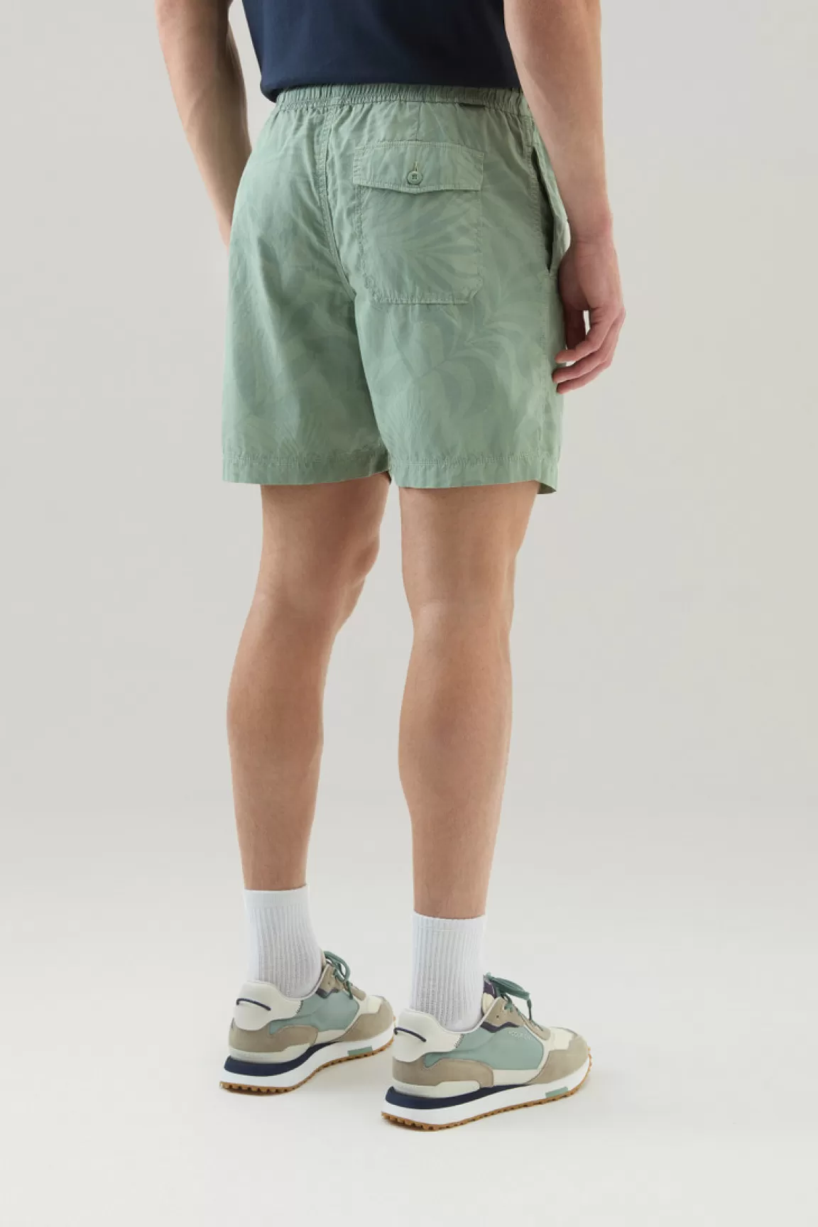 Uomo Woolrich Pantaloni e pantaloncini>Pantaloncini Tinti In Capo In Puro Cotone Con Stampa Tropical
