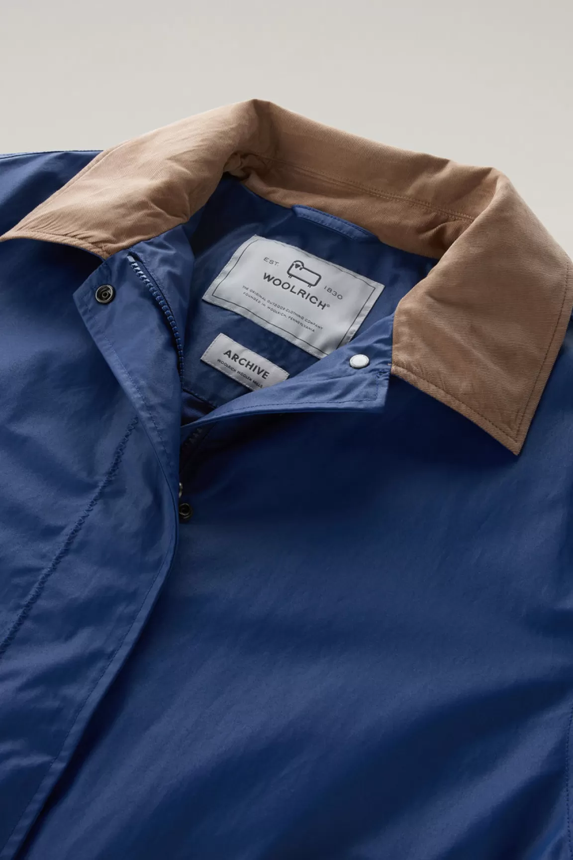 Donna Woolrich Cappotti>Trench Waxed In Misto Cotone E Nylon Con Colletto A Punta