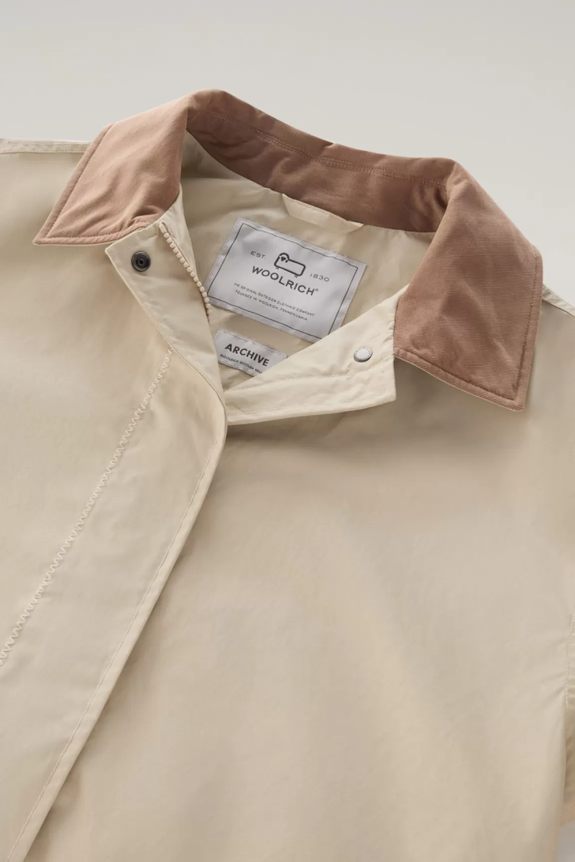Donna Woolrich Cappotti>Trench Waxed In Misto Cotone E Nylon Con Colletto A Punta